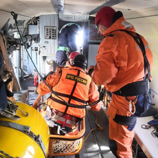 Спасатели эвакуировали женщину с плавбазы «Залив Восток» в Охотском море