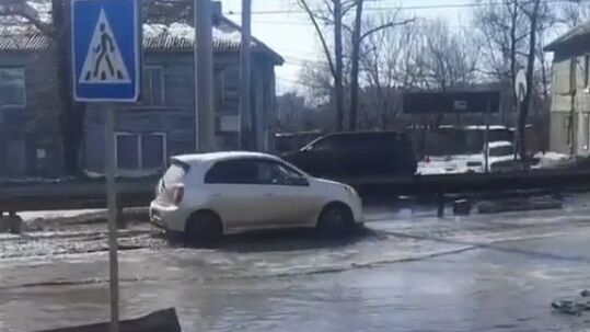 Потоки воды утопили популярный проспект в Хабаровске