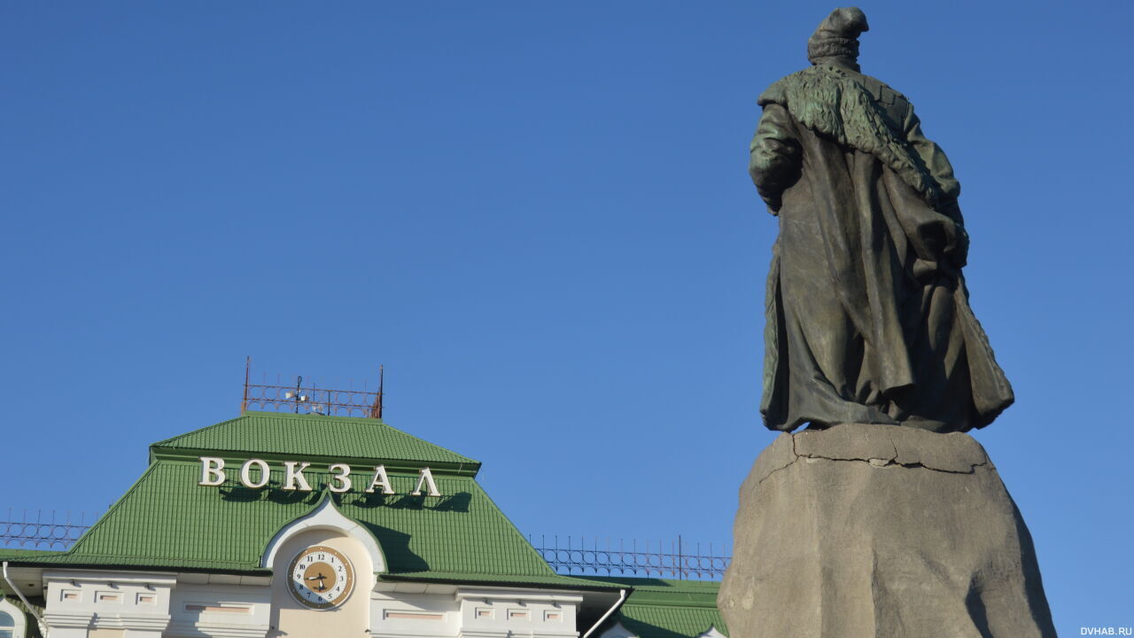 В честь какого вологжанина назван хабаровск. Памятник Хабарову в Хабаровске на вокзале.