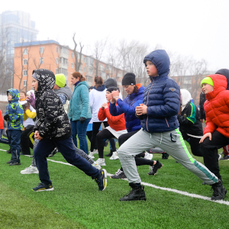 Во Владивостоке прошла первая общегородская зарядка, которая дала старт серии бесплатных уличных тренировок