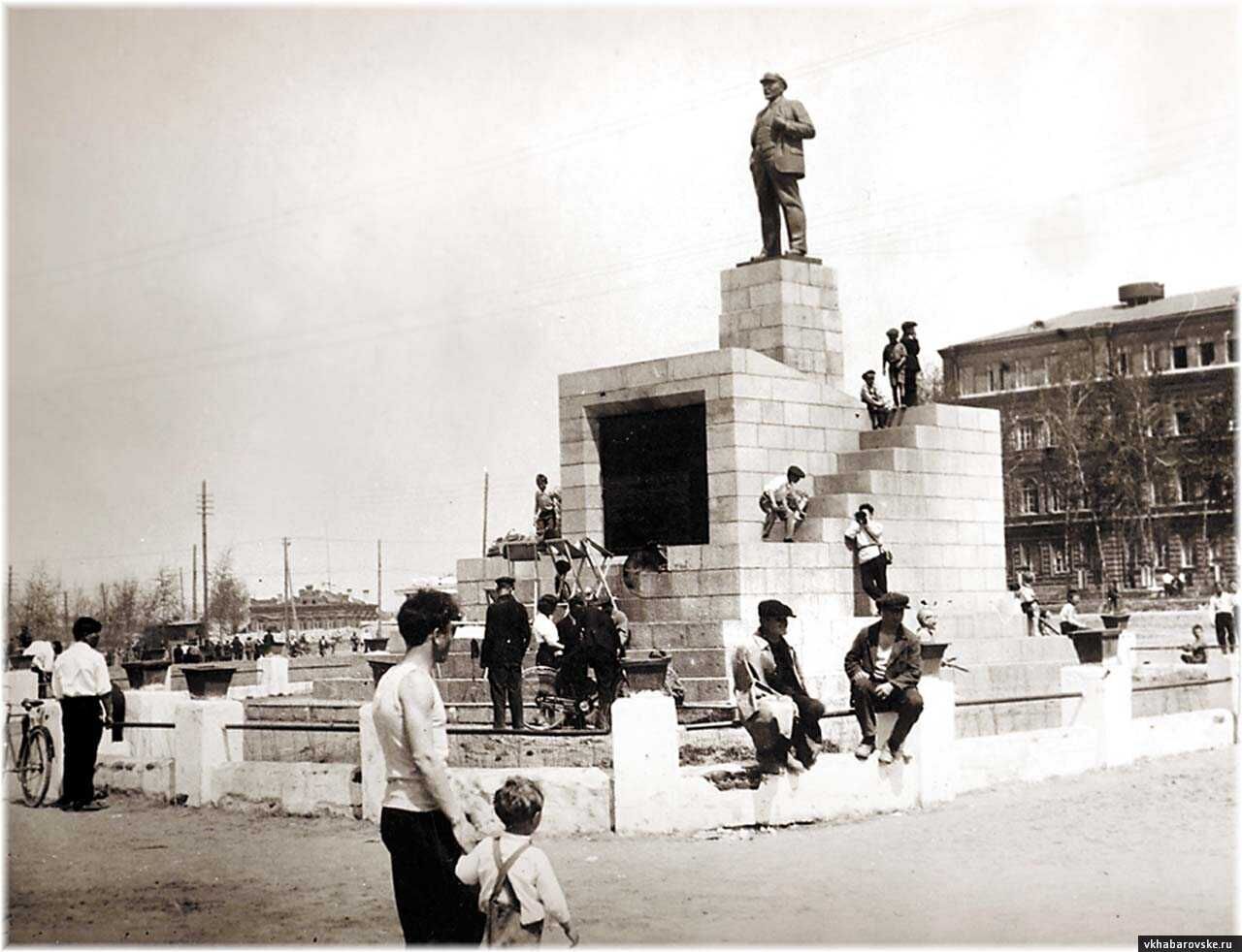 Старый хабаровск фото. Памятник Ленину в Хабаровске. Памятник Ленину Хабаровск 1925. Ленин на площади Ленина Хабаровск. Старый Хабаровск.