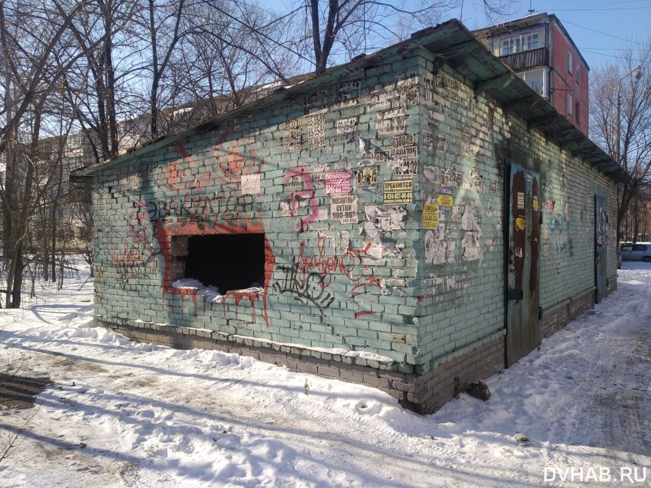 Трансформаторную будку в Хабаровске превратили в склад грязи (ФОТО) —  Новости Хабаровска