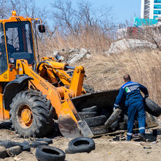 Администрация Владивостока вывезла пять КамАЗов мусора и автомобильных покрышек с набережной на Второй Речке