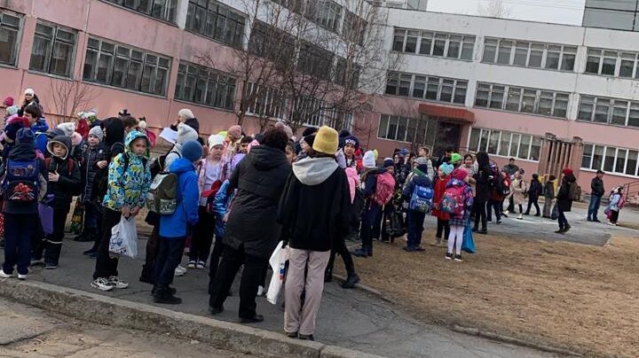 В какой школе была эвакуация. Эвакуация школ Хабаровск. В Хабаровске заминировали школы. 7 Школа Хабаровск. Эвакуация в школе.
