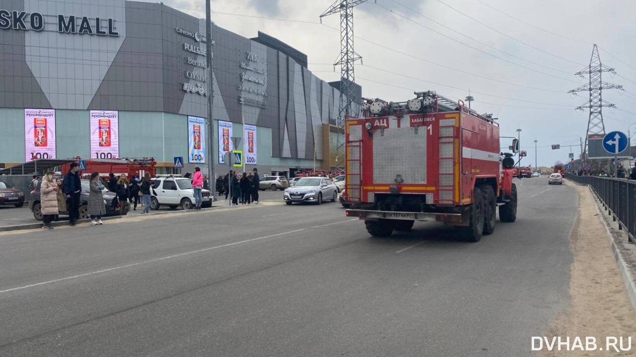 Пожарный детектив: Brosko Mall эвакуирован из-за задымившегося мобильного  телефона (ФОТО) — Новости Хабаровска