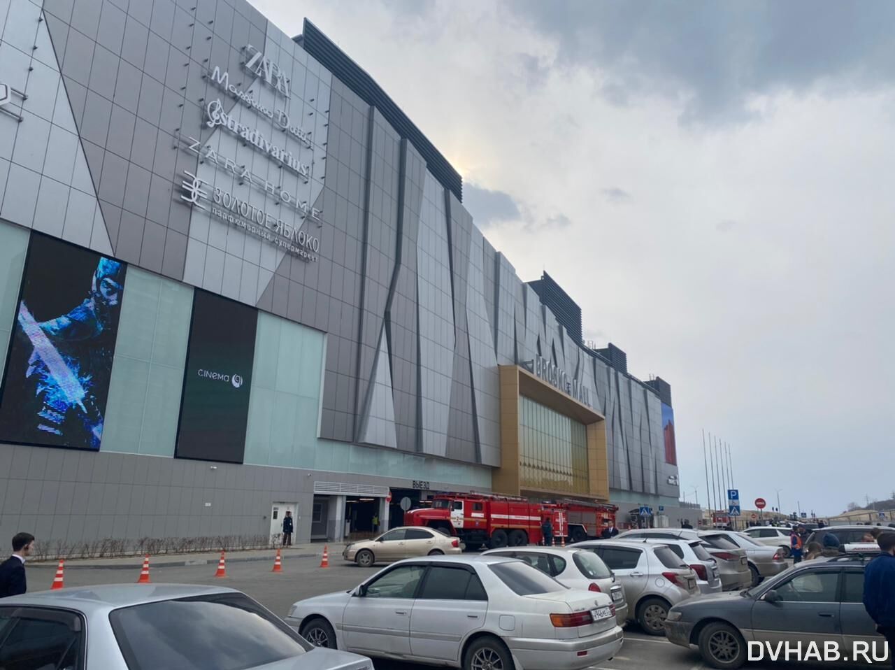 Пожарный детектив: Brosko Mall эвакуирован из-за задымившегося мобильного  телефона (ФОТО) — Новости Хабаровска