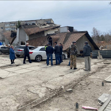 В Лесозаводске от ветра сложился каркасный дом – конструкция задела припаркованные авто 