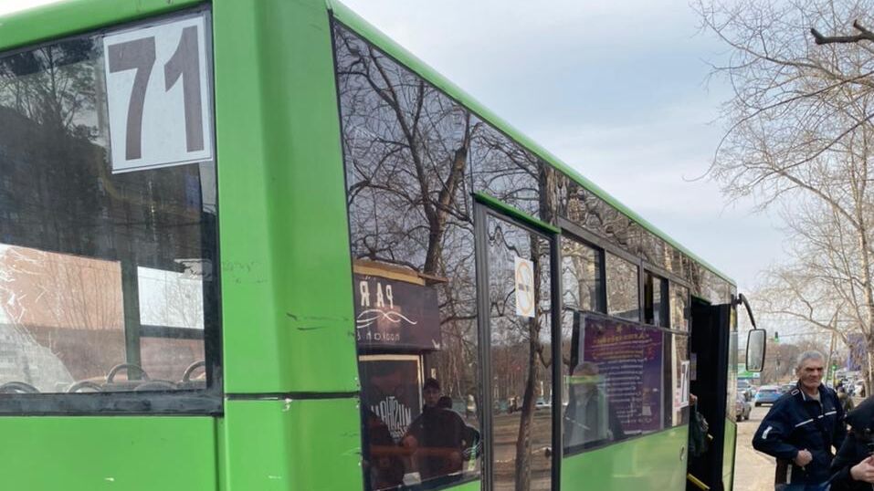 Водитель маршрутки в Хабаровске выгнал пассажиров из автобуса (ФОТО)