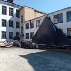 Сильный ветер сорвал кровлю в школе посёлка Рудный и поликлинике Дальнегорска 