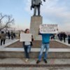 К 19:30 у памятника появился ещё один активист с плакатом — newsvl.ru