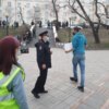 После предупреждения полиции второй активист с плакатом отошёл в другую сторону площади — newsvl.ru