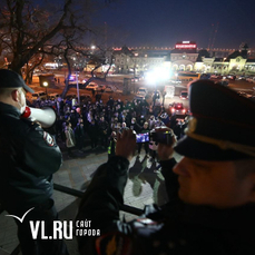 Несанкционированная акция протеста во Владивостоке перешла в прогулки по центральным улицам 