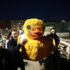Всё время активисты зачем-то носили с собой большую фигуру жёлтой утки — newsvl.ru