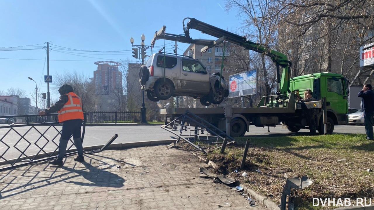 Пьяный водитель Jimny уничтожил пешеходную ограду на Ленина (ФОТО) —  Новости Хабаровска