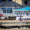 На месте демонтированных кафе на пляже в бухте Лазурной устанавливают деревянные настилы для новых террас (ФОТО)