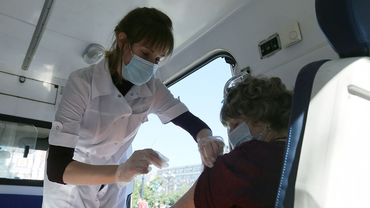 Вакцинация от коронавируса не прервется на майских праздниках в Хабаровском крае