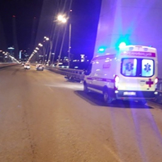 Мотоциклист без прав столкнулся с двумя машинами на Золотом мосту и получил перелом позвоночника