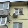 Также пострадало окно в одной из квартир на пятом этаже. Фото читателей VL.ru — newsvl.ru