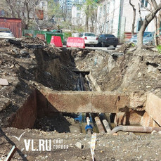 Жители дома по Гульбиновича жалуются на застарелый котлован во дворе — ВПЭС сообщает о ремонте теплотрассы 