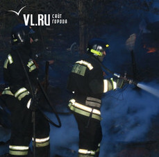 Пожарные эвакуировали трёх детей из горящего дома в Большом Камне