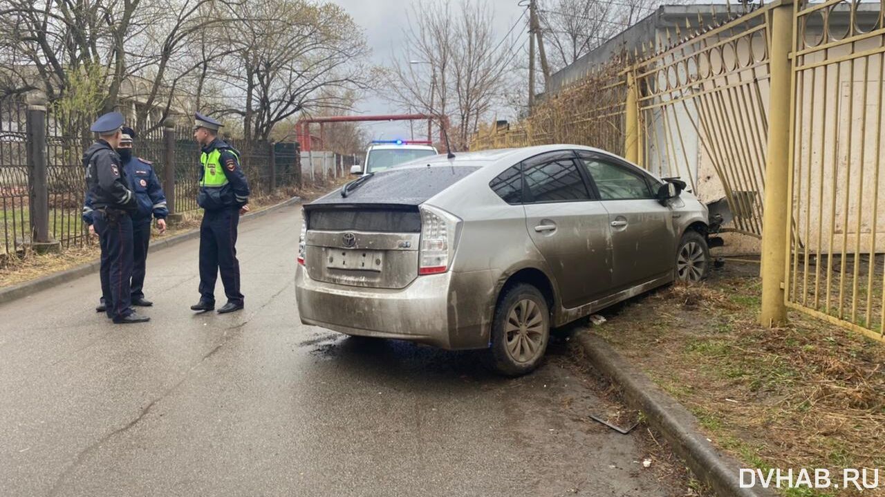 Весело и быстро: хабаровчанин пробил забор ДК 