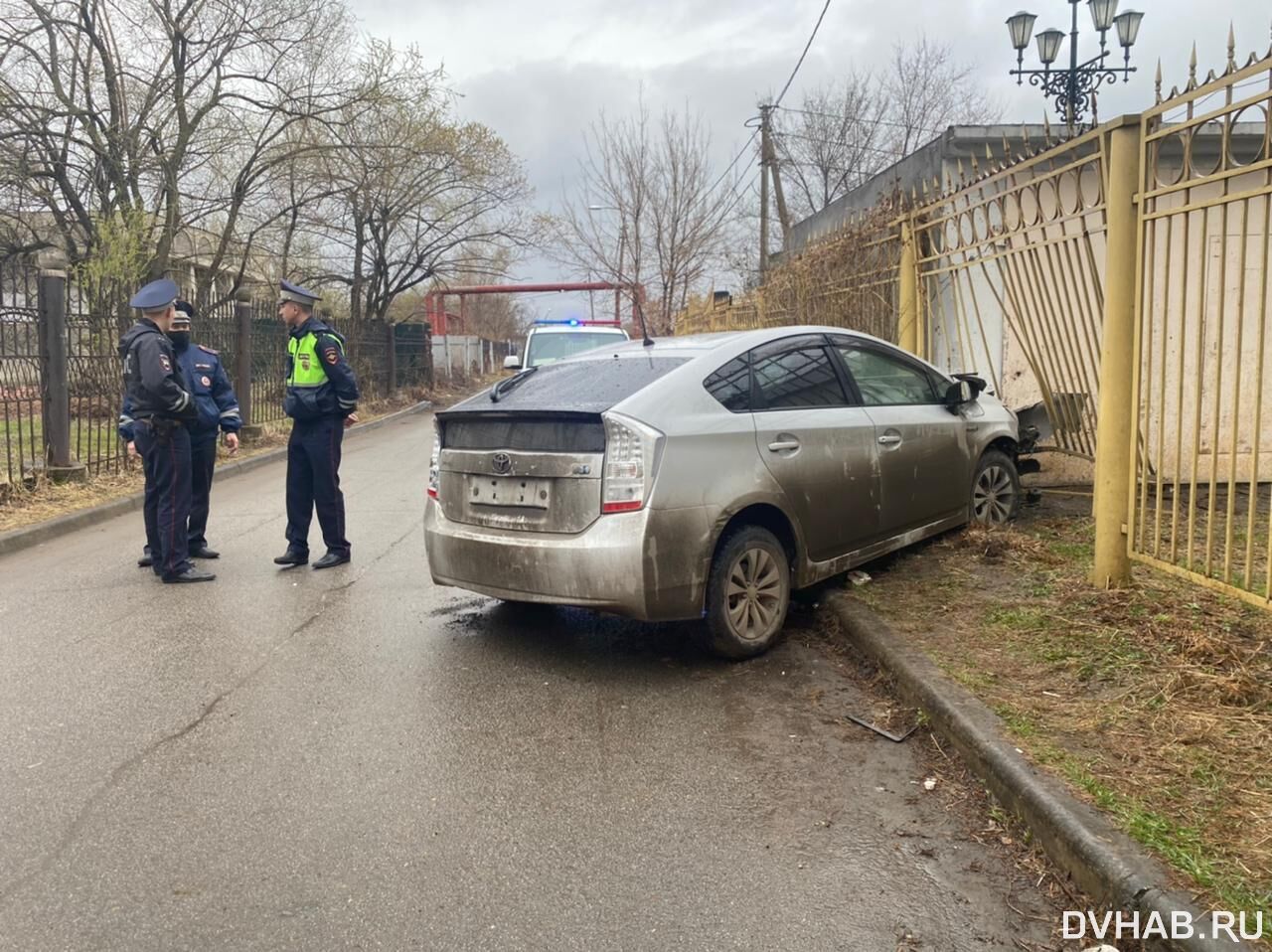 Весело и быстро: хабаровчанин пробил забор ДК 