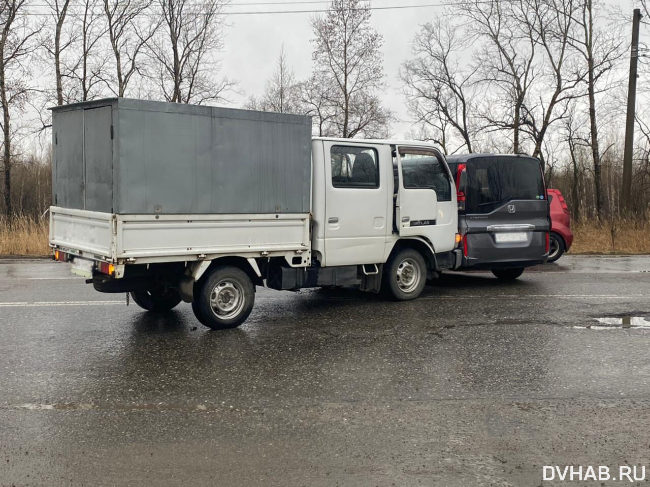 Пассажир микрогрузовика пострадала в спорном ДТП на улице Горького (ФОТО) —  Новости Хабаровска