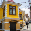 На улице Прапорщика Комарова отремонтировали исторический дом, в котором ранее обвалился потолок