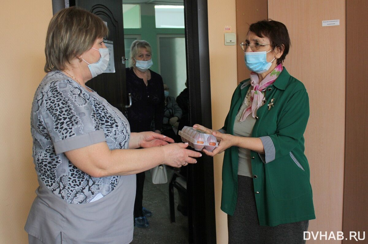Работа в комсомольске для пенсионеров. Вакцинация Хабаровск. Пенсионеры Хабаровска. Хабаровск вакцинировался Пасха. Подарок на прививку пенсионерам