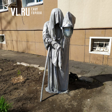 Мрачный Жнец, ведьма и карлик встречают гостей у одного из домов на проспекте 100-летия Владивостока 