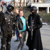 Горожане фотографировались с «охранниками» — newsvl.ru