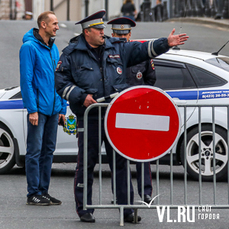 Утренняя репетиция парада Победы в нерабочий день во Владивостоке не обошлась без пробок и зевак 