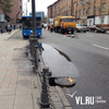 Из-за порыва канализации у остановки «Комарова» перекрыли часть дороги – зловонные стоки потекли на асфальт (ФОТО)
