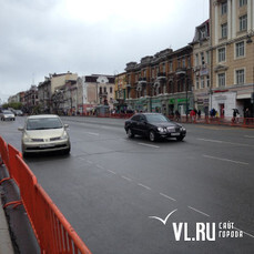 На Светланской открыли проезд для машин, несмотря на обещания мэрии сделать улицу пешеходной до вечера