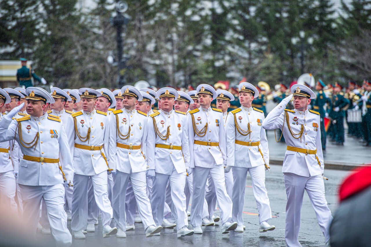 25 мая рф. Хабаровск парад Победы на площади. Что за люди в белых одеждах на параде с лыжами.