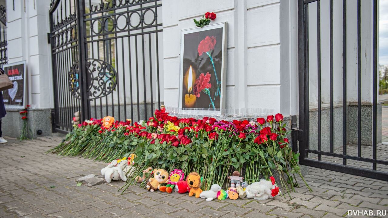 Акция памяти жертв трагедии в Казани состоялась в Хабаровске (ФОТО; ВИДЕО)