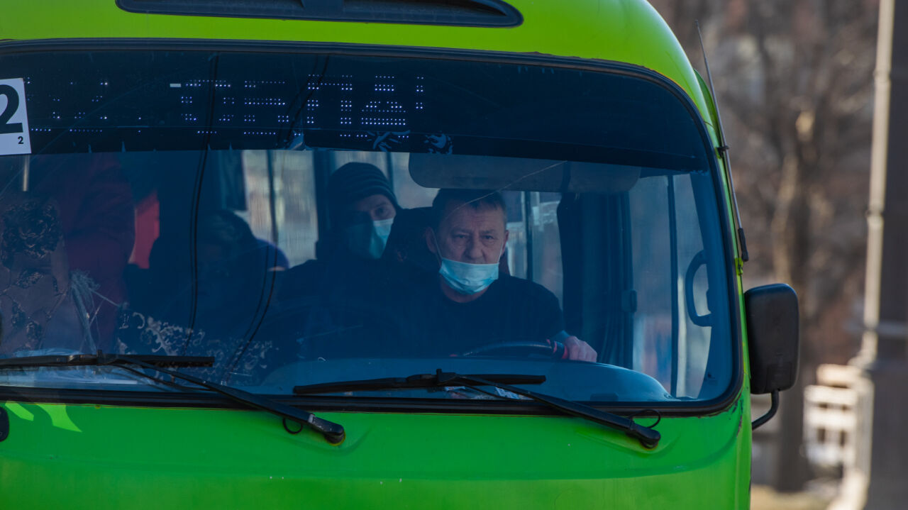 Рулил и говорил по видеосвязи водитель маршрутки в Хабаровске (ФОТО)
