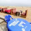 Диваны со столами вынесли прямо на песок — newsvl.ru