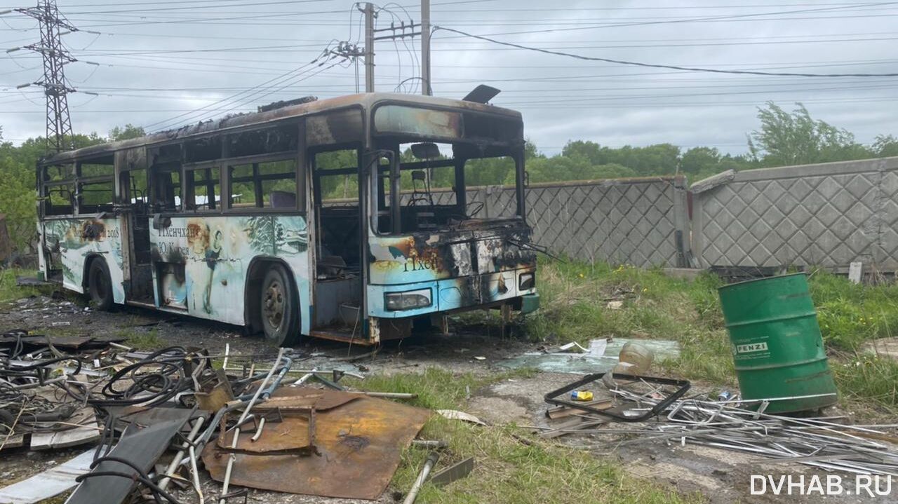 Рабочие сожгли автобус Daewoo при попытке разобрать его (ФОТО)