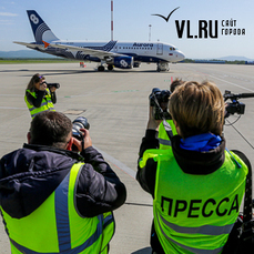 Более 40 фотографов собрались на взлётной полосе аэропорта Владивостока, чтобы поснимать самолёты 