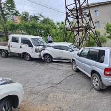 Грузовик протаранил четыре припаркованных авто в центре Владивостока 