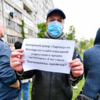 Люди распечатали "неудобные вопросы" на листках бумаги — newsvl.ru