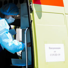 Владивостокцам делали прививки от коронавируса в машине скорой помощи на Спортивной набережной 