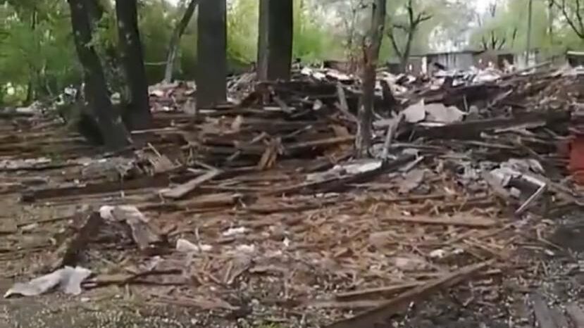 Останки сгоревшего барака на Волочаевской убирать никто не хочет (ВИДЕО)
