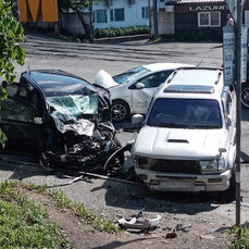Водитель Toyota Aqua врезался в два автомобиля и спровоцировал пробку на Луговой 
