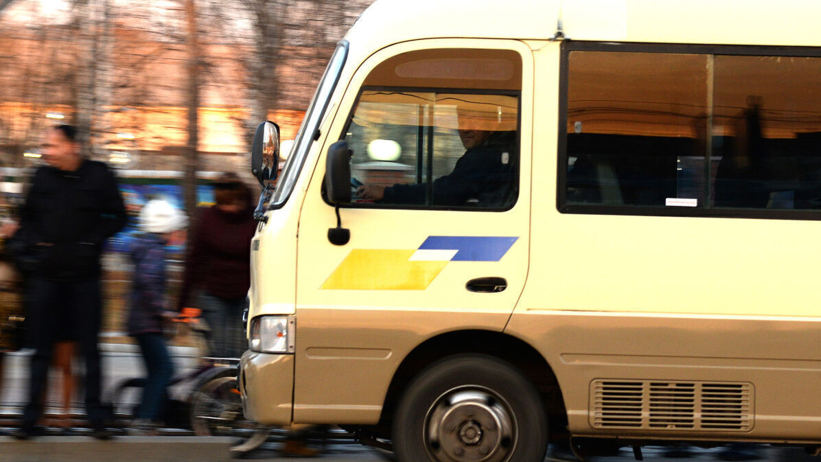 Водитель автобуса в Хабаровске сбежал от пассажиров в кусты