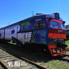 Вандалы раскрасили четыре вагона электрички, которая вышла на маршрут Владивосток – Уссурийск 