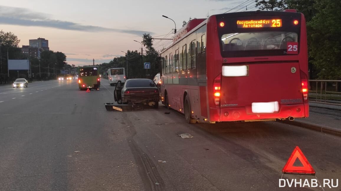 В тренде: лихач повредил два автобуса на Краснореченской и сбежал (ФОТО)