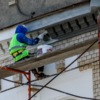 Фотограф VL.ru запечатлел, что рабочие явно белят ранее восстановленные элементы фасада рядом с оконными проёмами — newsvl.ru