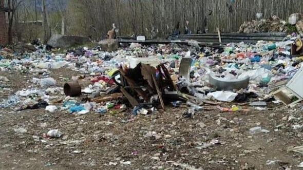 В мусорные полигоны превратили дворы поселка в Хабаровском крае (ФОТО)